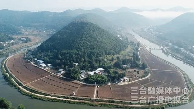 三台融媒：三元镇：彩色油菜播种忙  静待花开好“丰”景