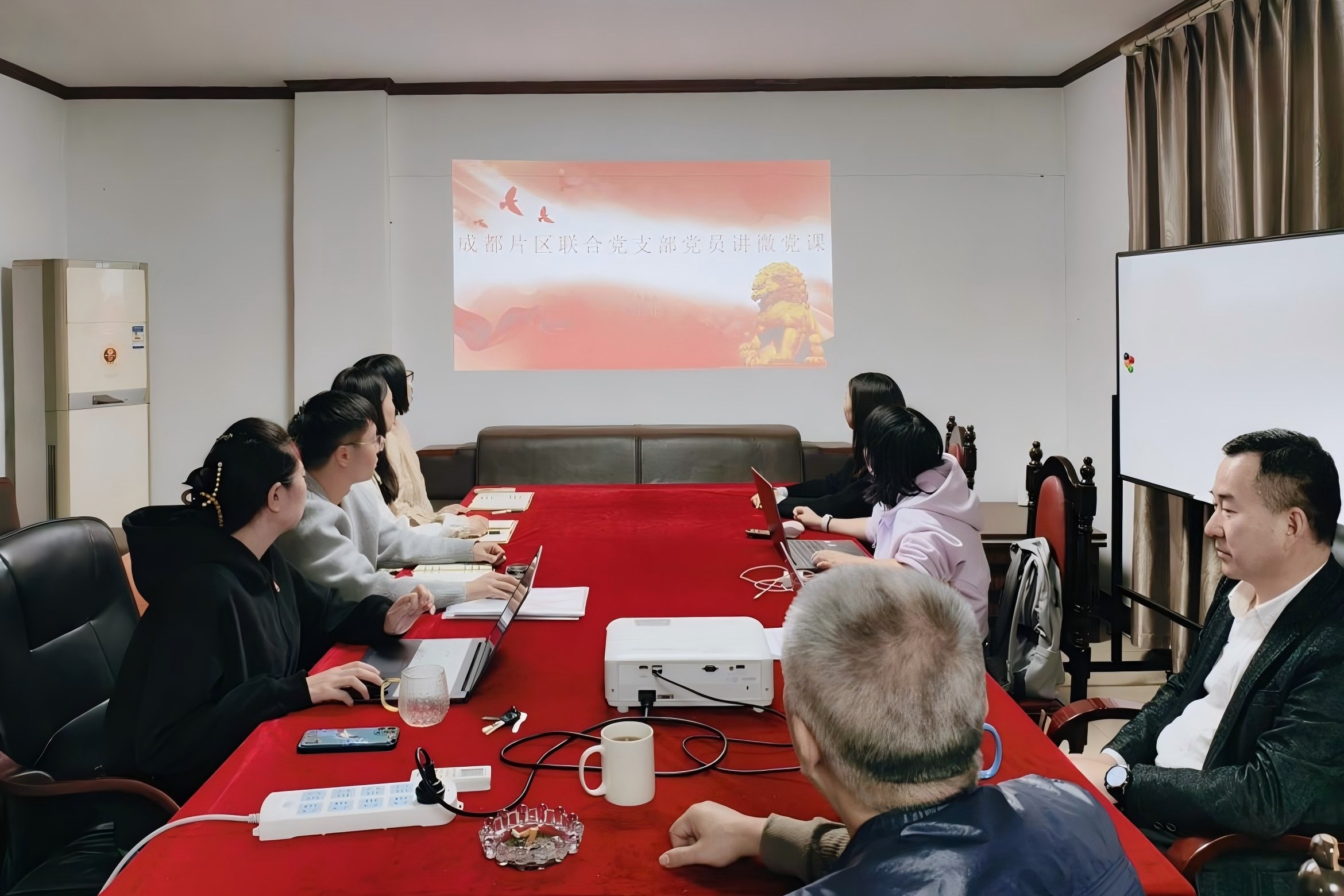 6908837e72bb9.jpg 成都片区讲党课pic2(2).jpg